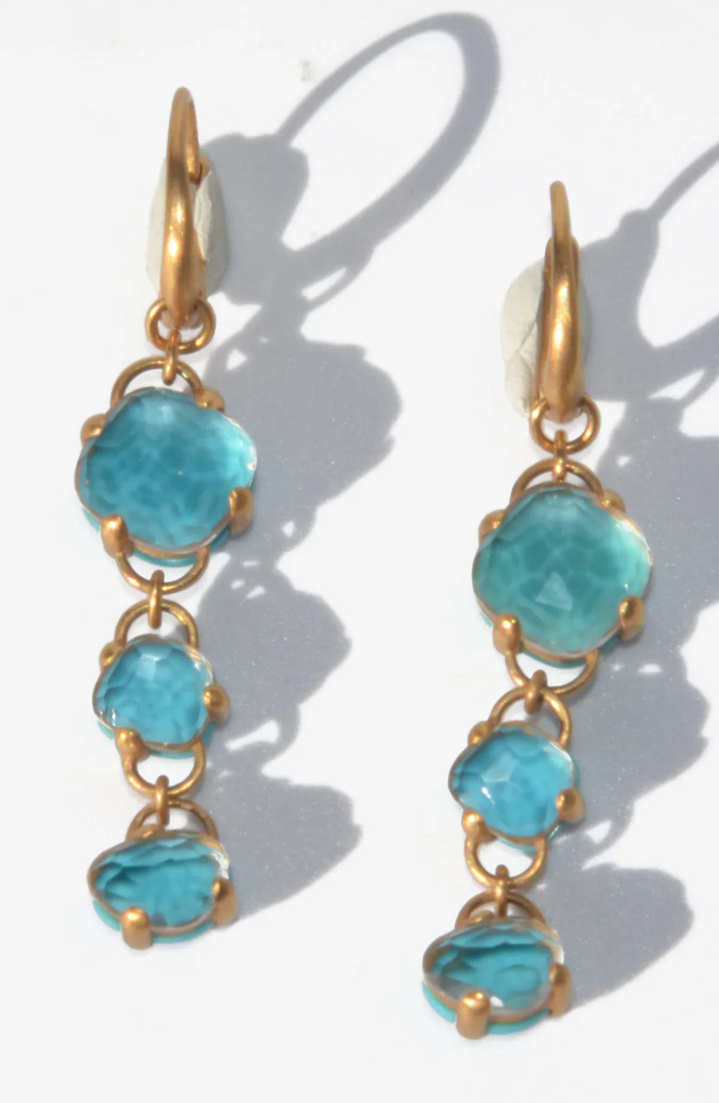 Paire de boucles d'oreilles de la maison Pomellato modèle Capri en topaze bleue et turquoise