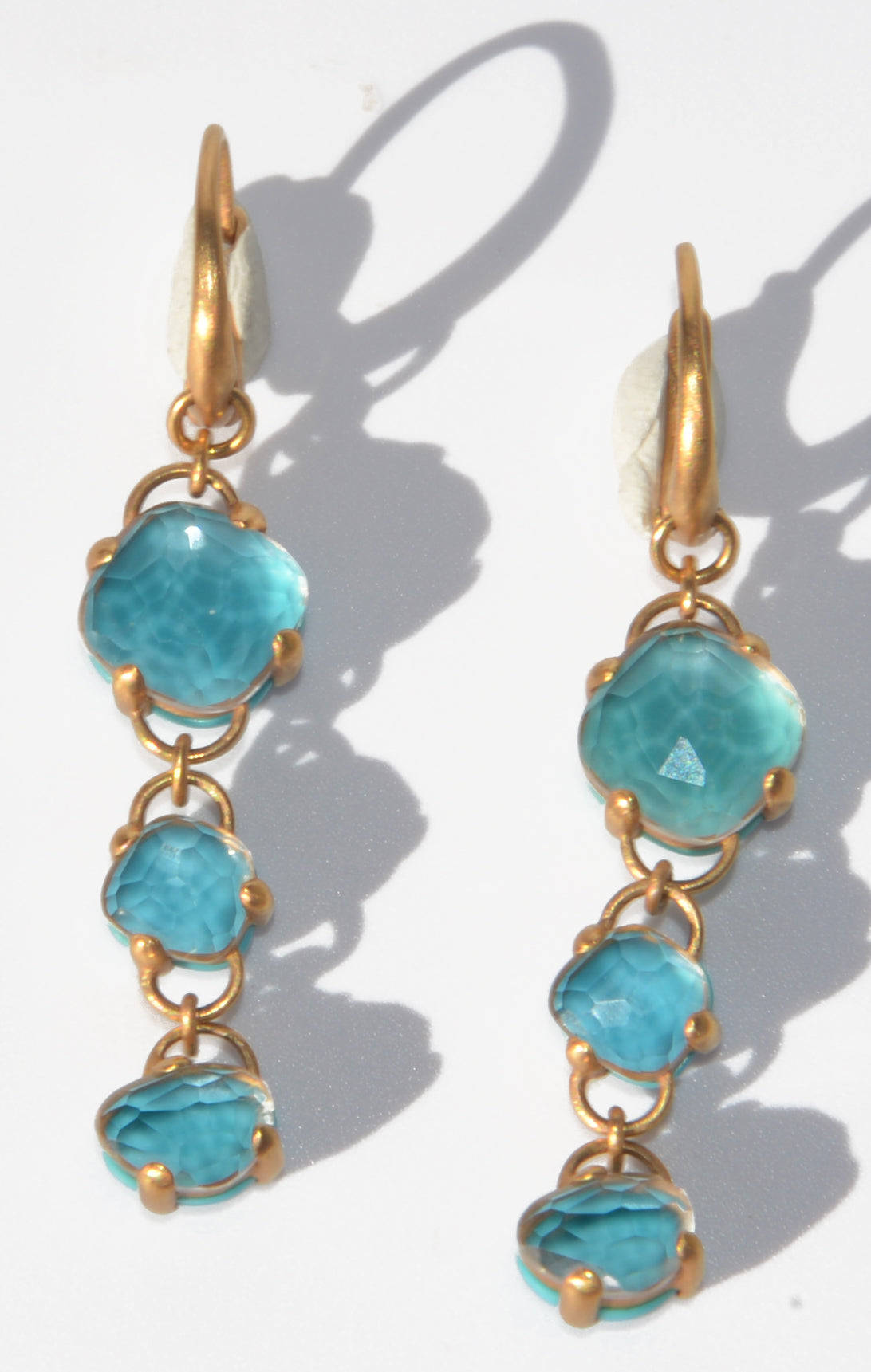 Paire de boucles d'oreilles de la maison Pomellato modèle Capri en topaze bleue et turquoise