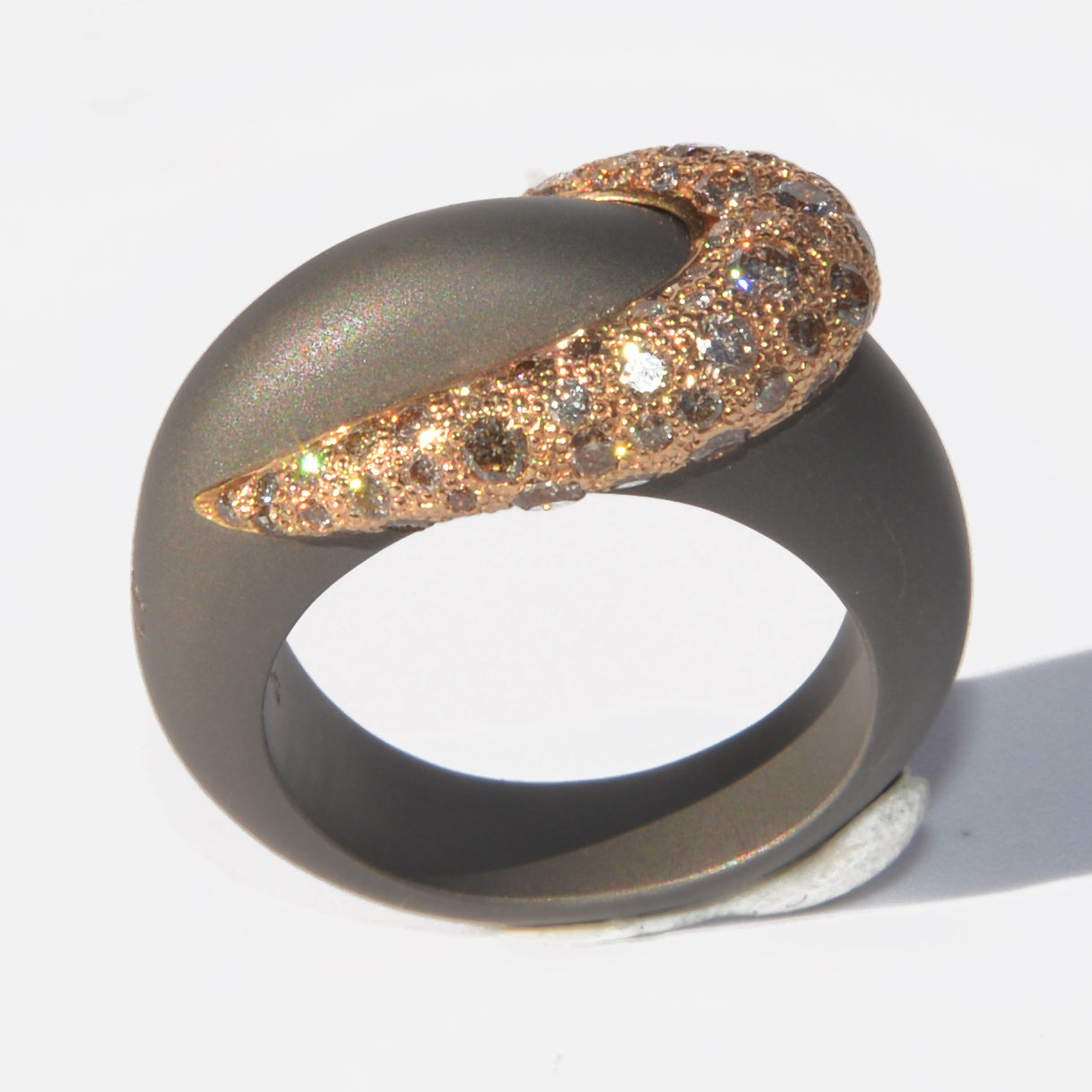Pomellato ring in titanium and diamond