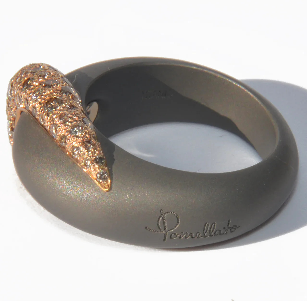 Pomellato ring in titanium and diamond