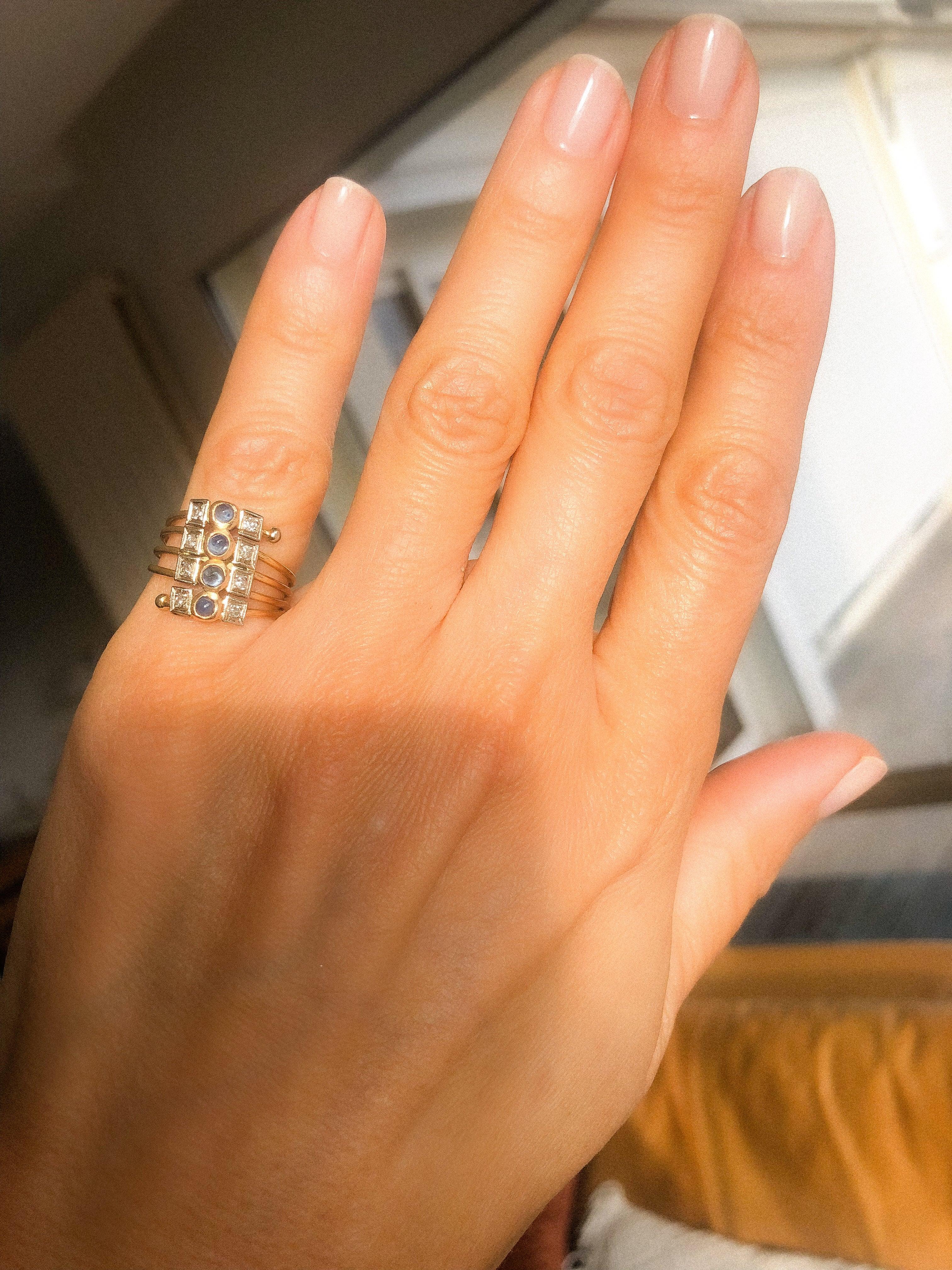 1910 yellow gold ring with cabochon sapphires and diamonds