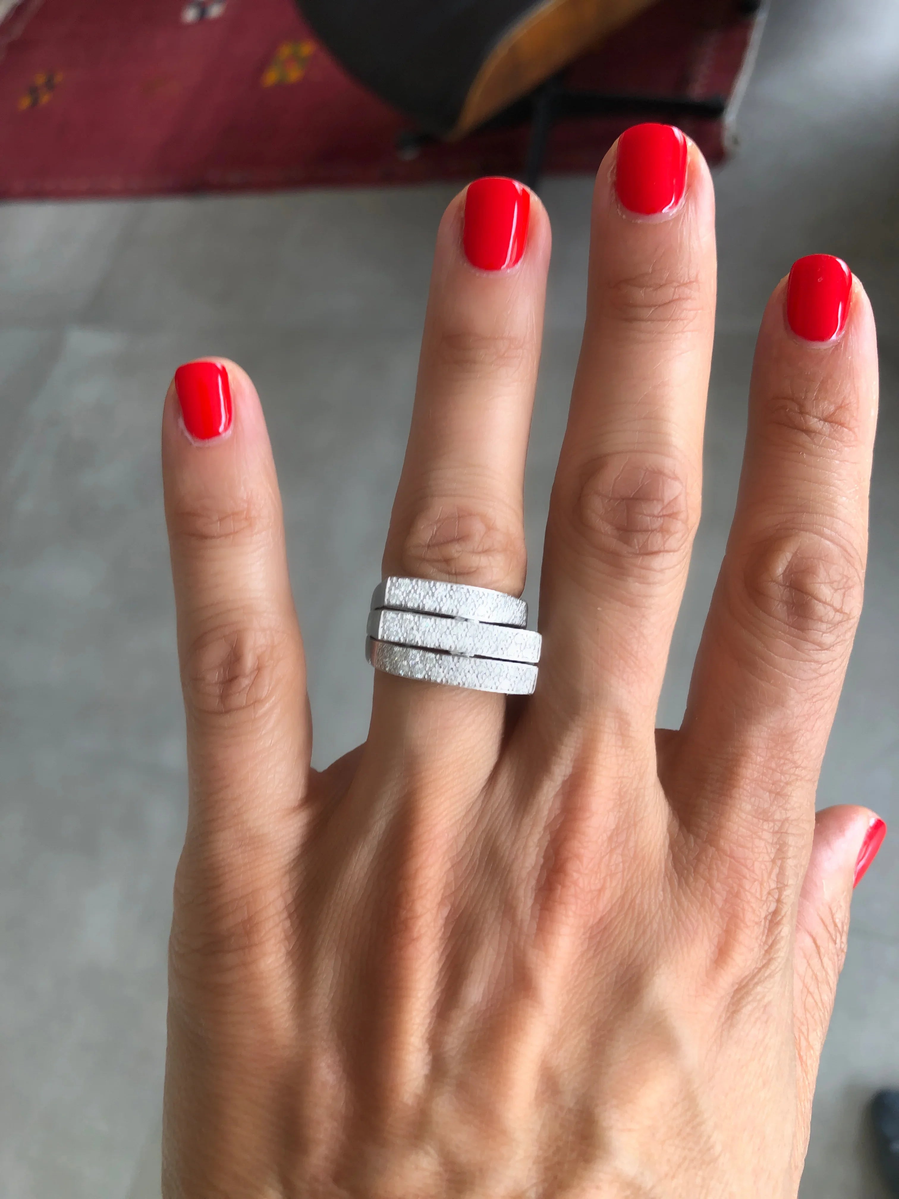 Bague or gris et diamant asymetrique