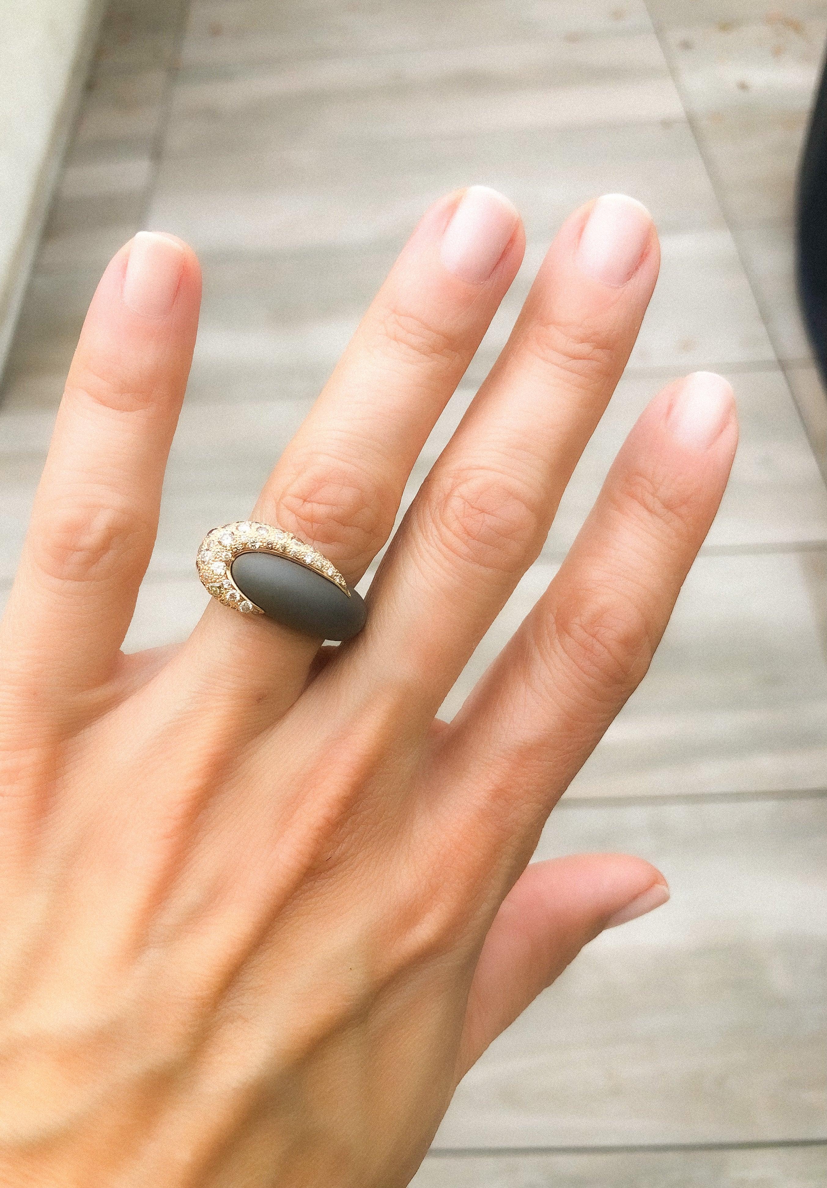 Pomellato ring in titanium and diamond