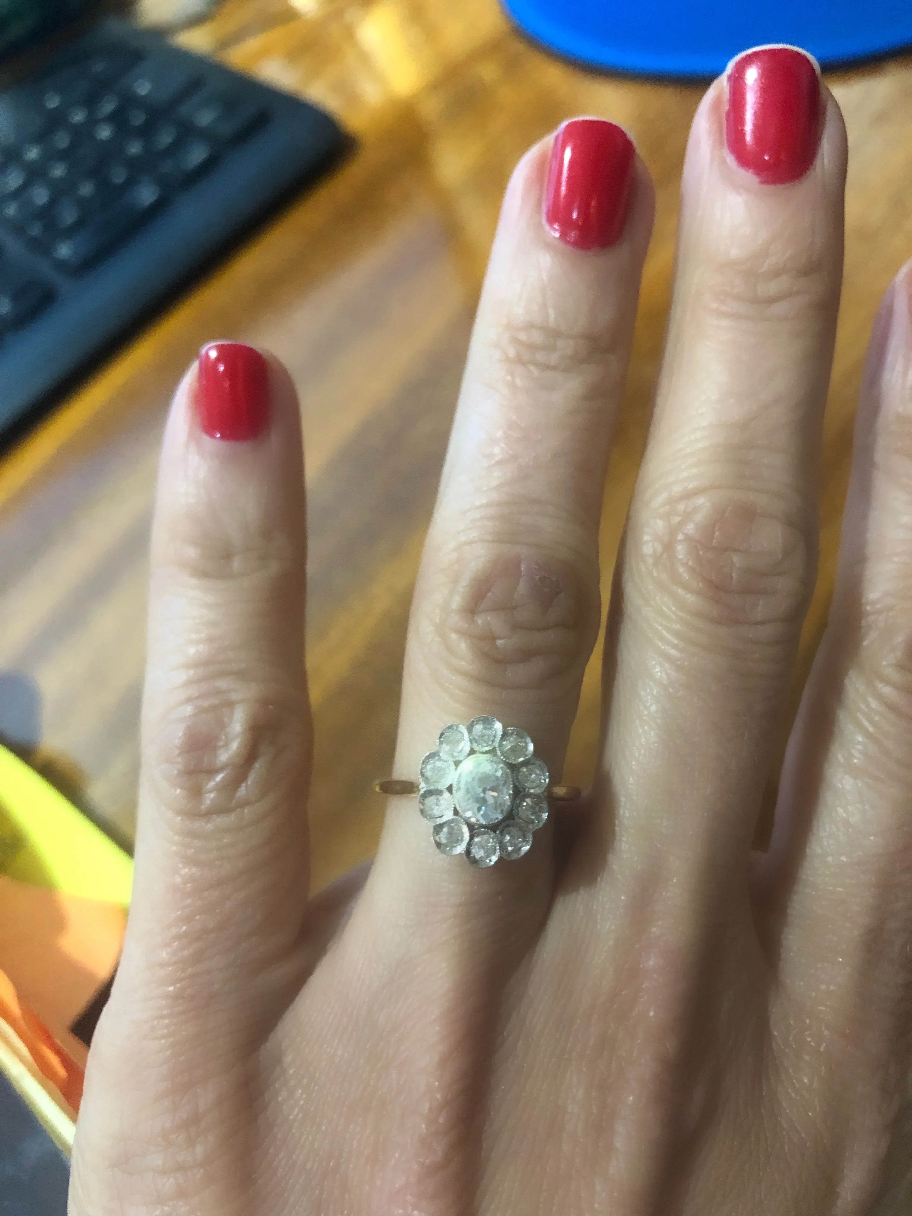 Antique daisy ring in gold and diamond