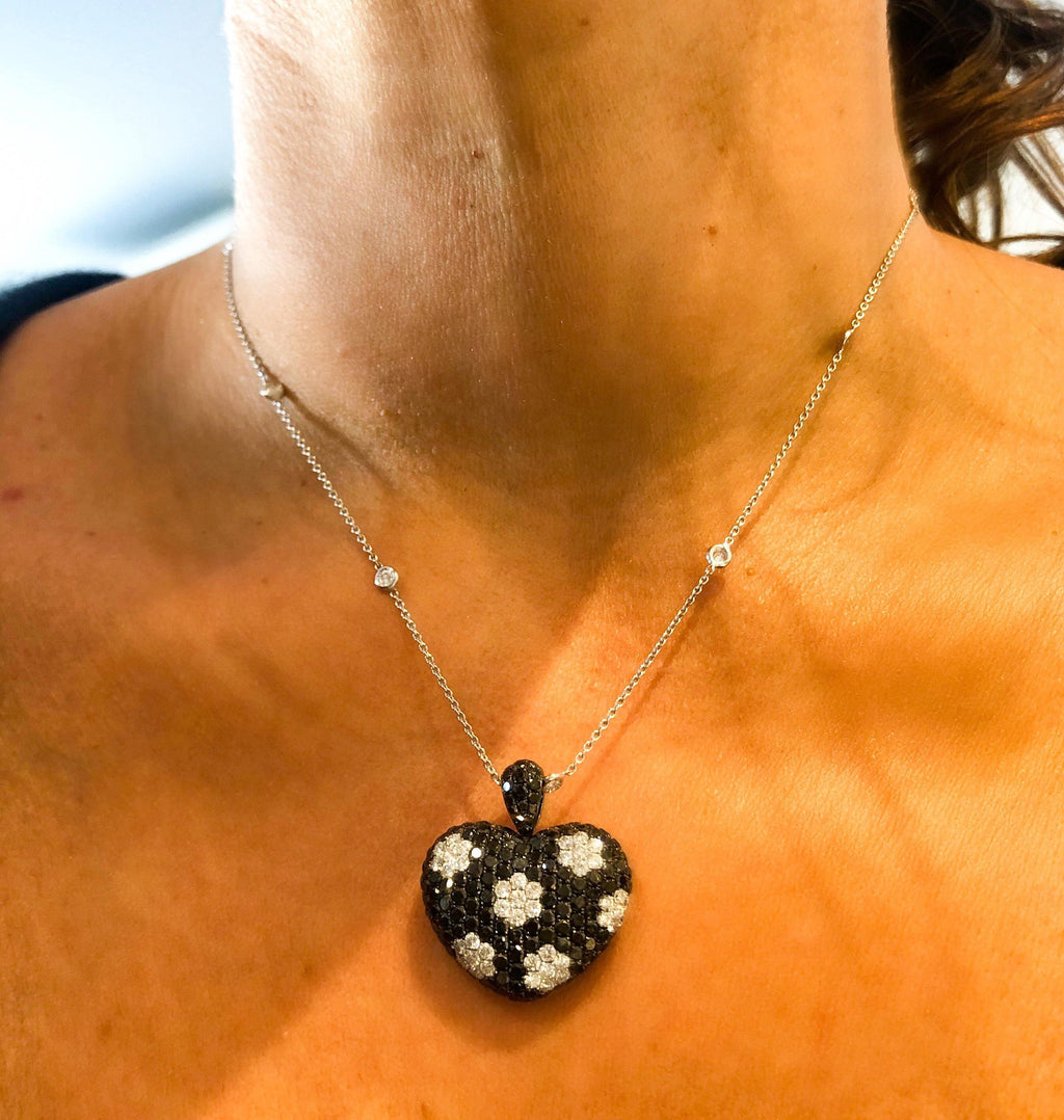 Collier ornée d'un pendentif formant un cœur en diamant noirs et blancs - adalgyseboutique