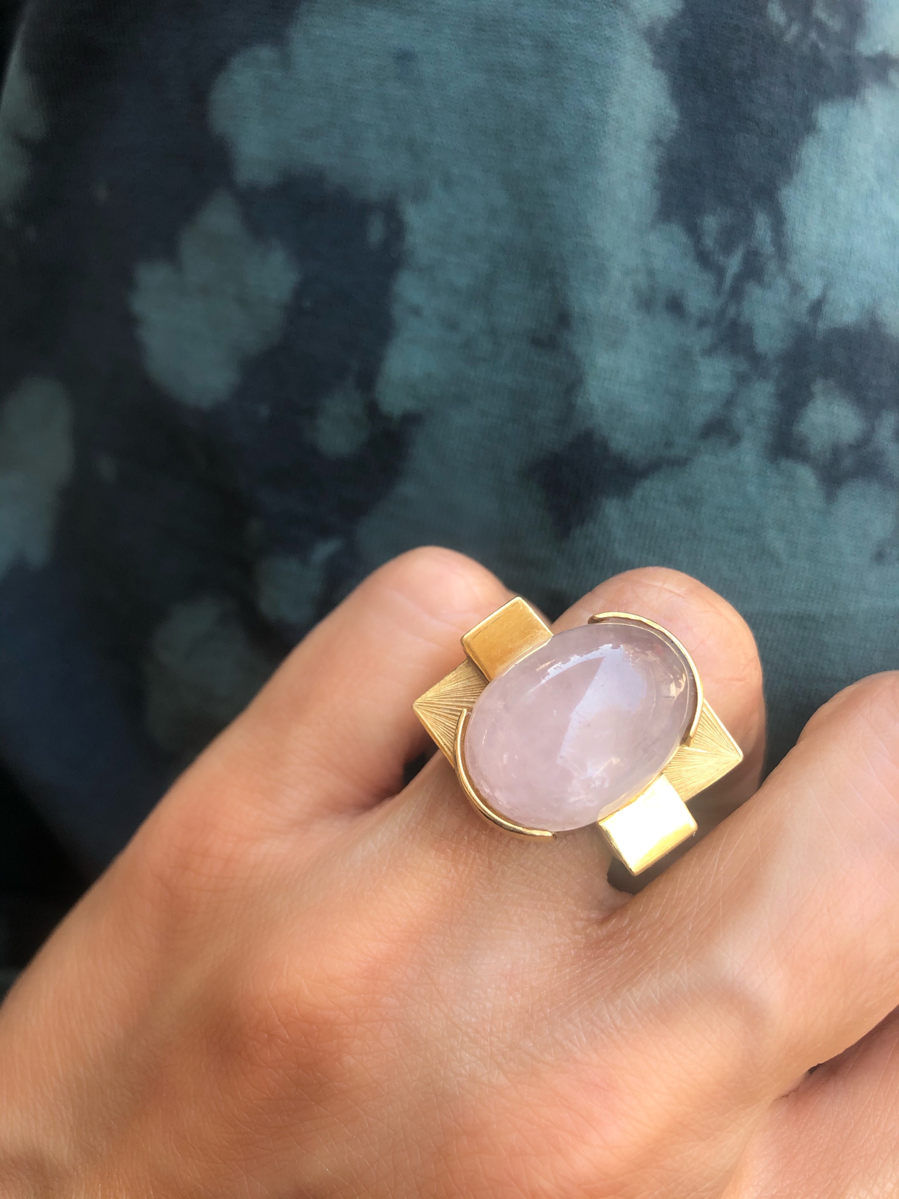 Geometric yellow gold ring adorned with a rose quartz