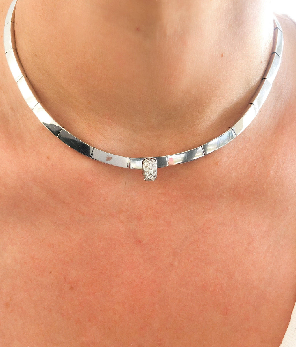 Collier rigide or gris de la maison Chaumet