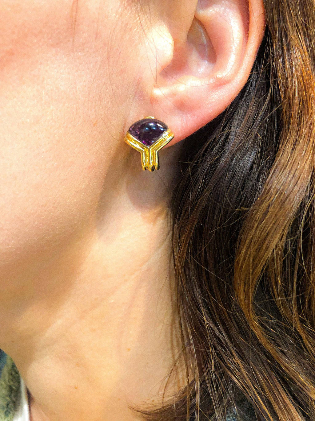 Boucles d'oreilles or jaune de la maison Bvlgari en améthyste