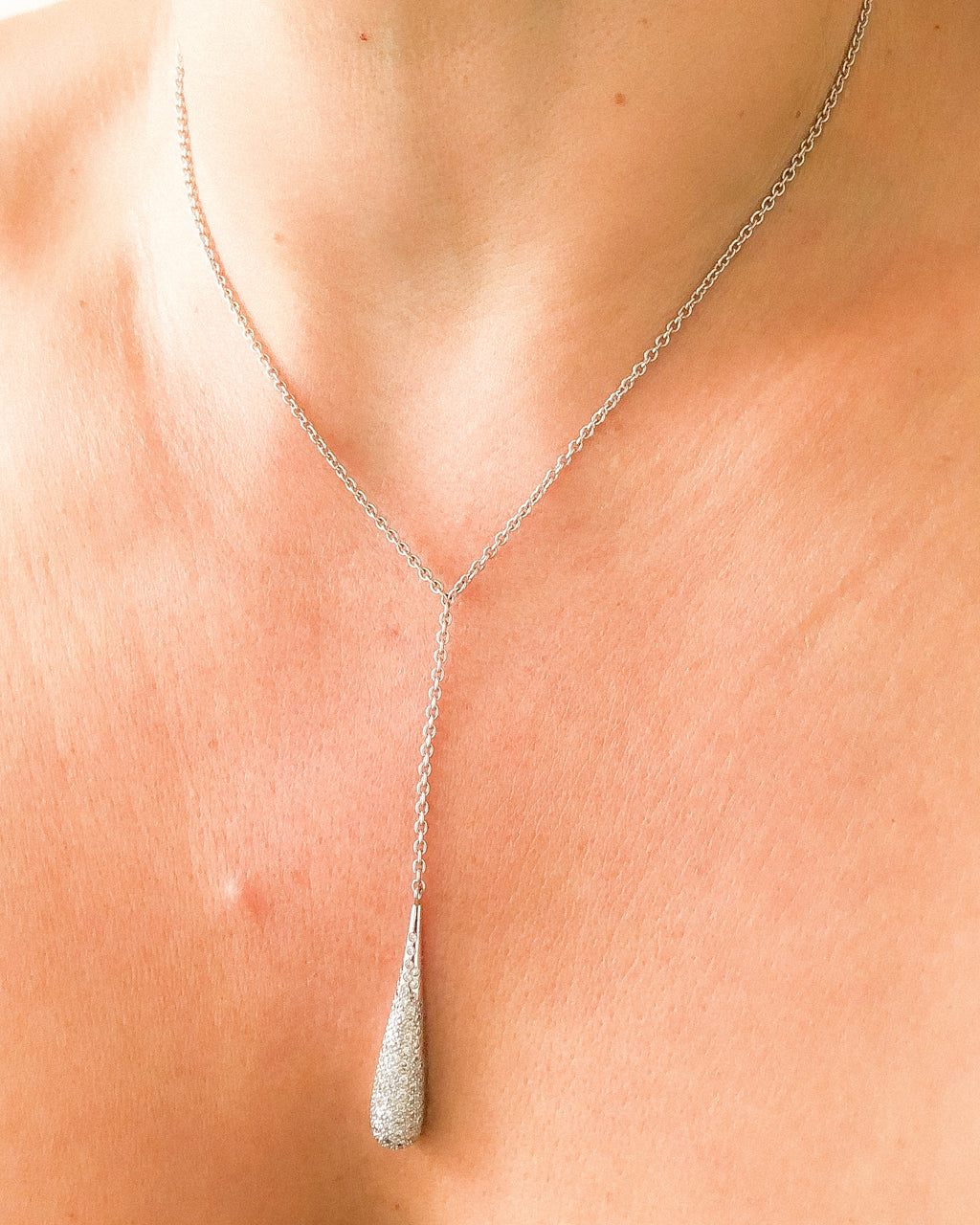 Grey gold necklace with pavé diamonds
