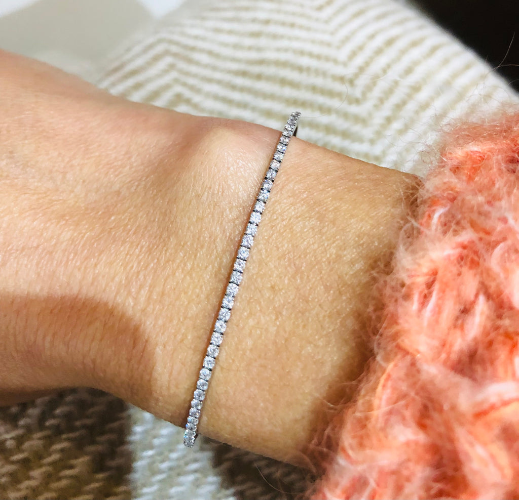 Half-bangle bracelet in white gold with diamond on top