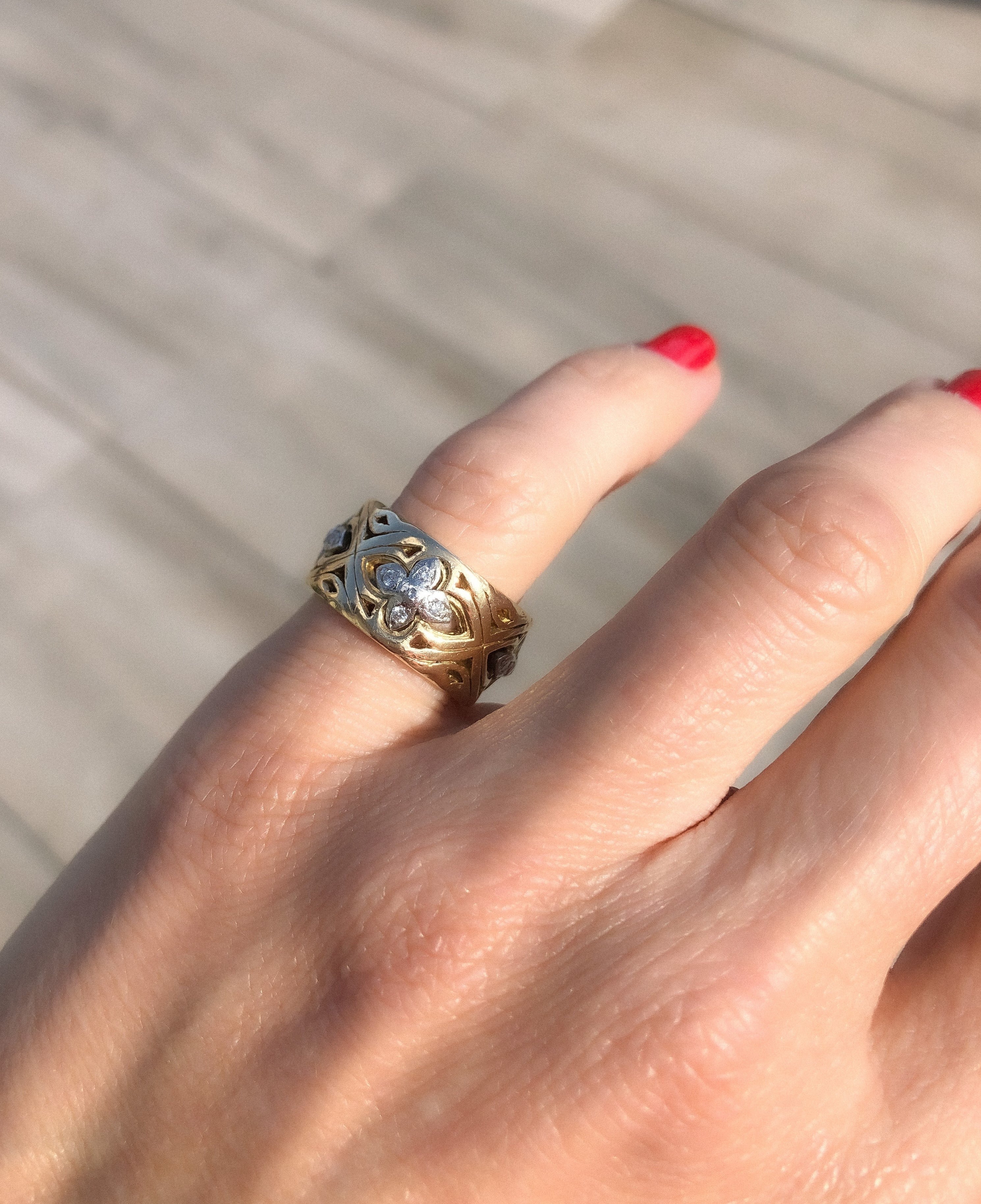 Chiseled yellow gold ring alternating with floral motifs