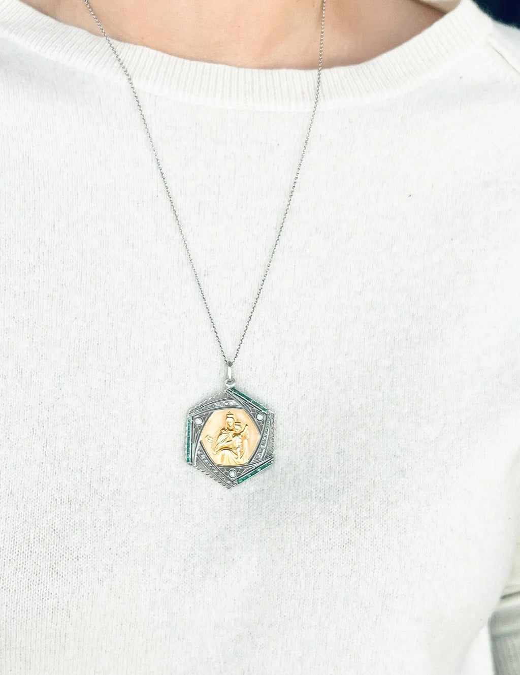 Openwork white gold and diamond medal depicting the Virgin and Child