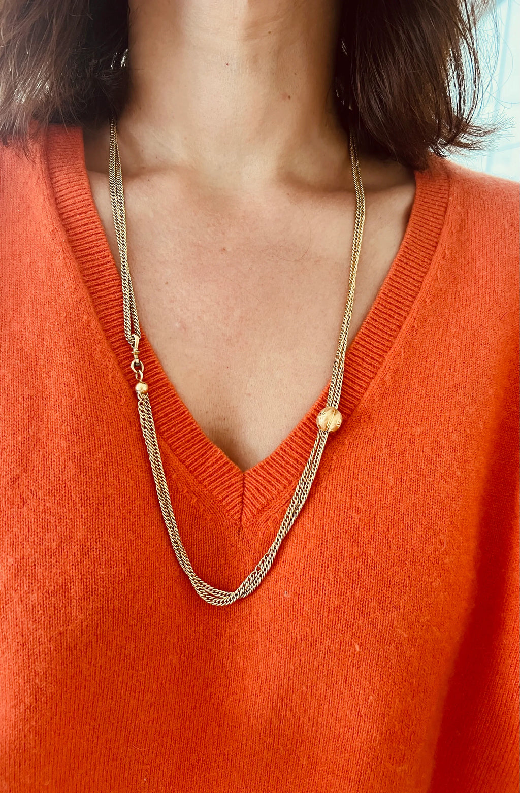 Yellow gold necklace adorned with a barrel clasp