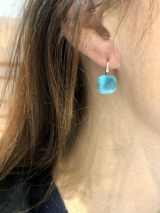 Paire de boucles d'oreilles de la maison Pomellato modéle Nudo en Topaze Bleue - adalgyseboutique