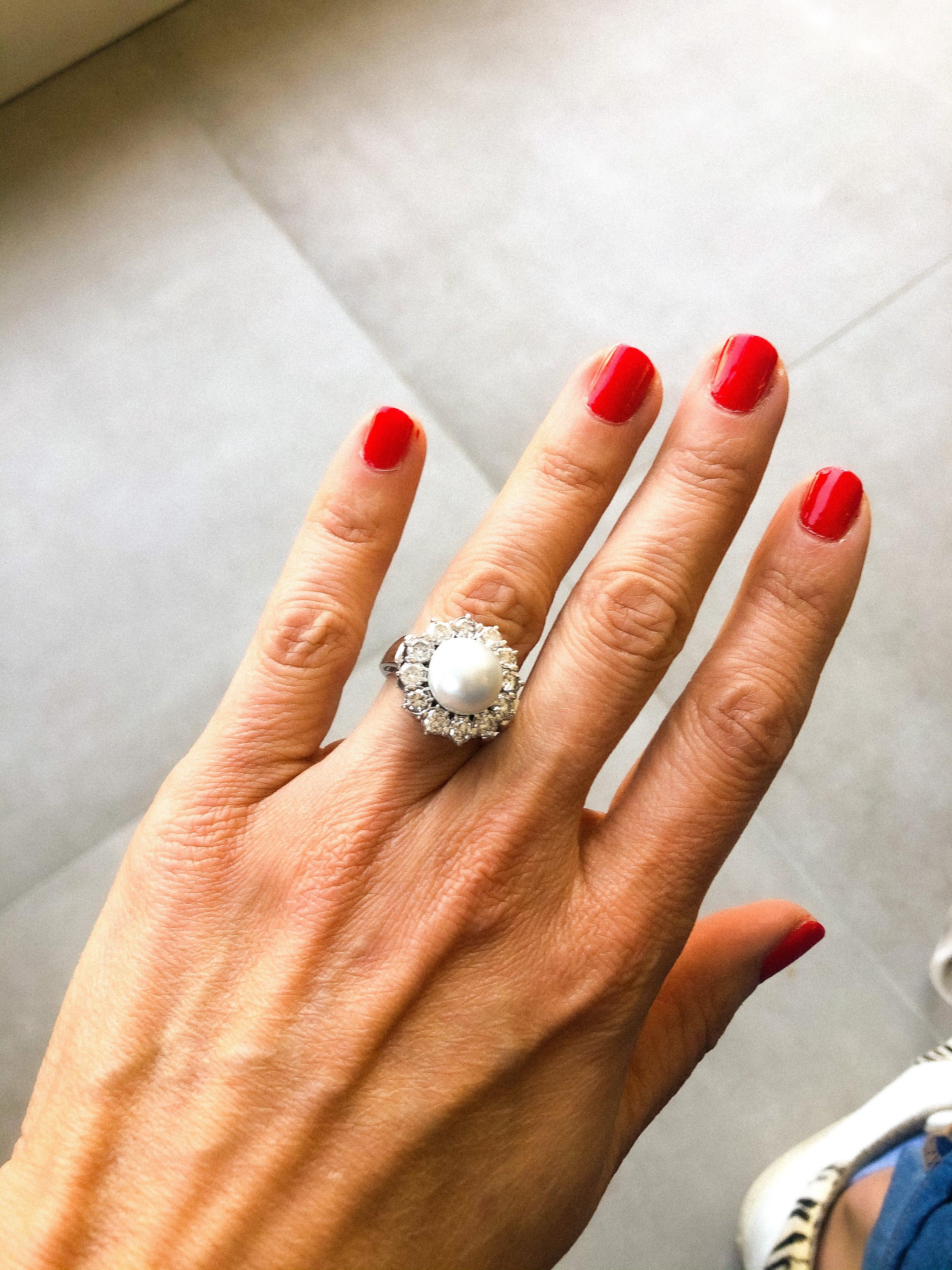 Daisy ring with a pearl, surrounded by diamonds