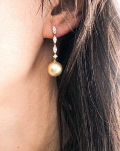 Paire de boucles d'oreilles en or jaune diamants navettes et perles gold des mer du sud