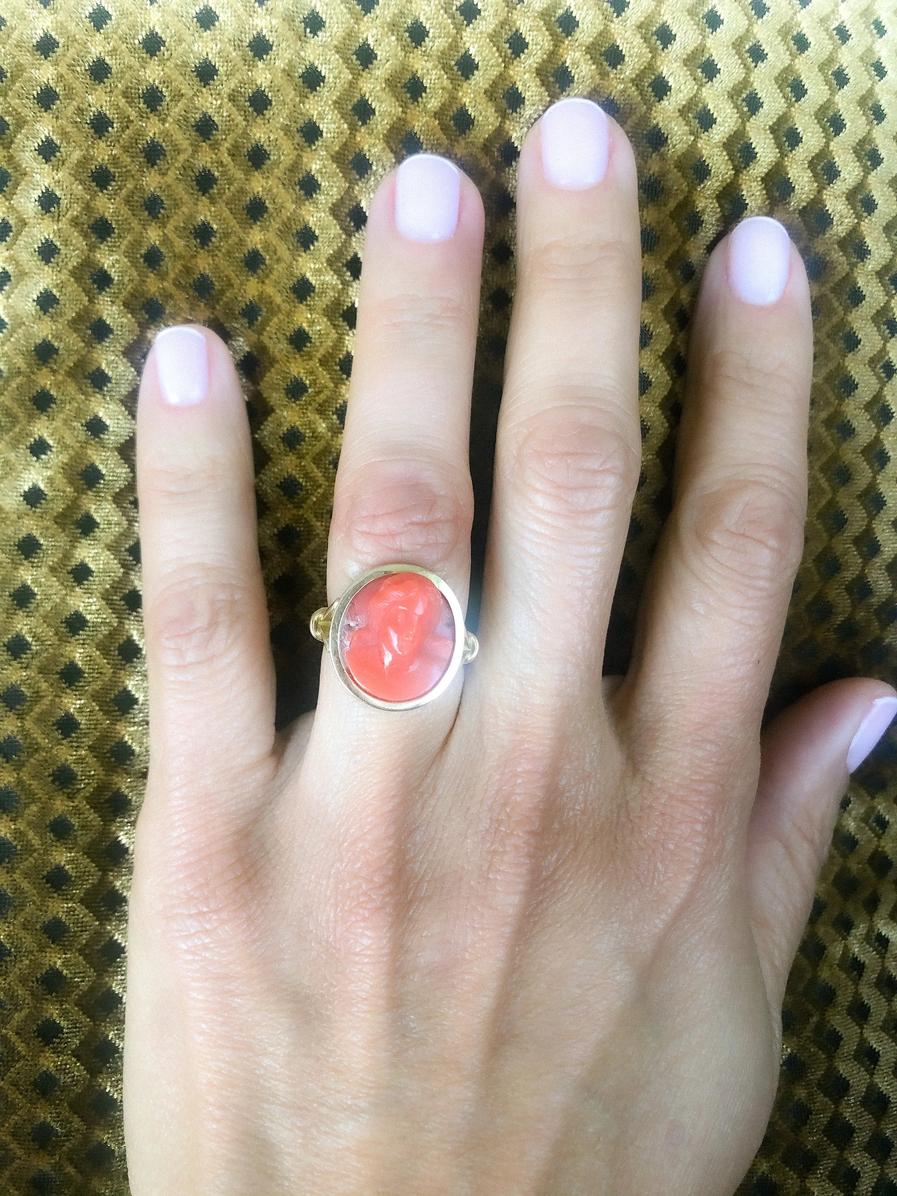 Yellow gold ring adorned with a coral cameo