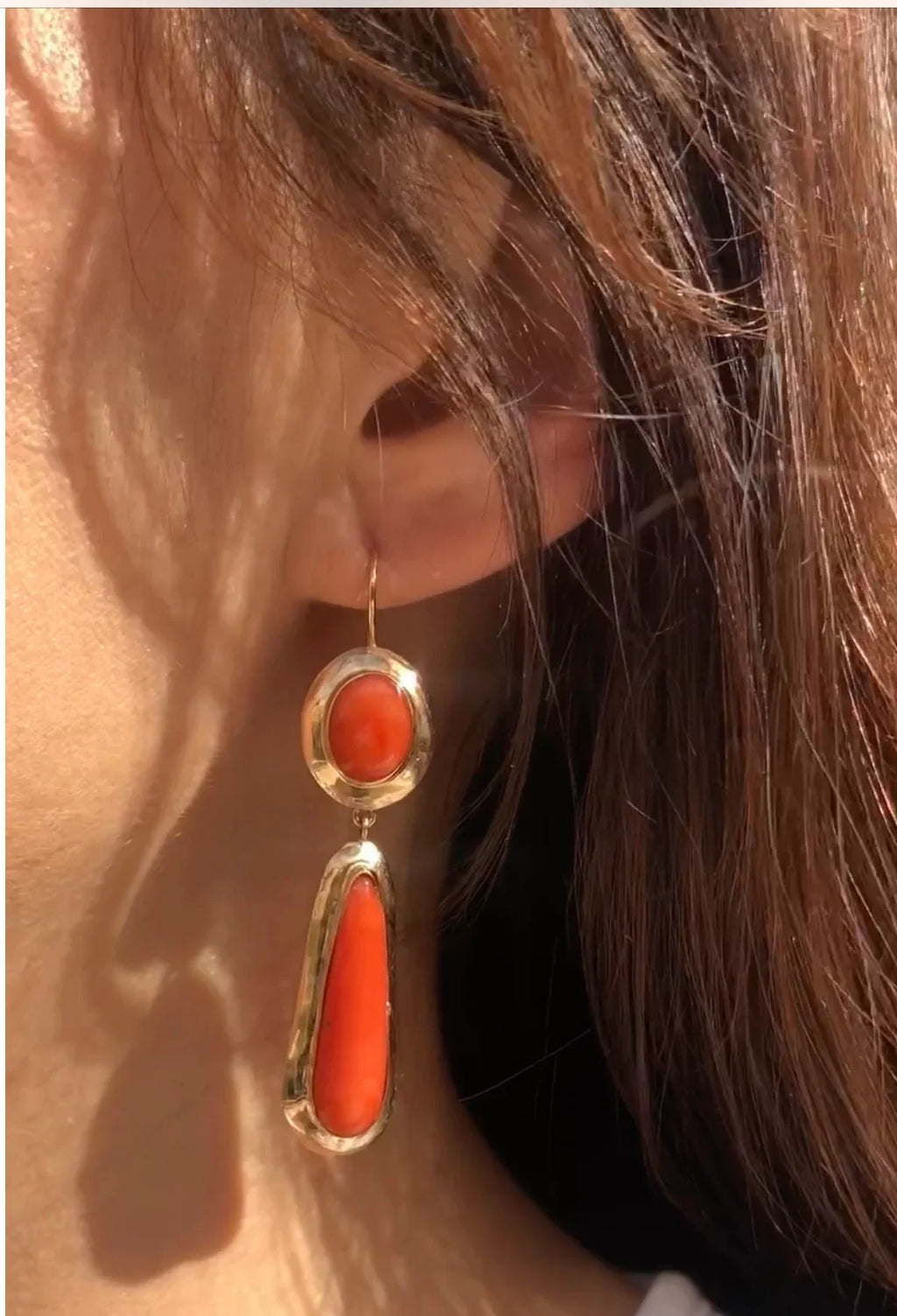 Paire de boucles d'oreilles en corail et or jaune
