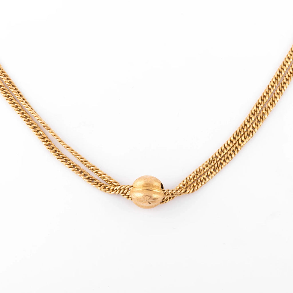 Yellow gold necklace adorned with a barrel clasp