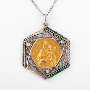 Médaille ajourée en or gris et diamant représentent la vierge et l'enfant
