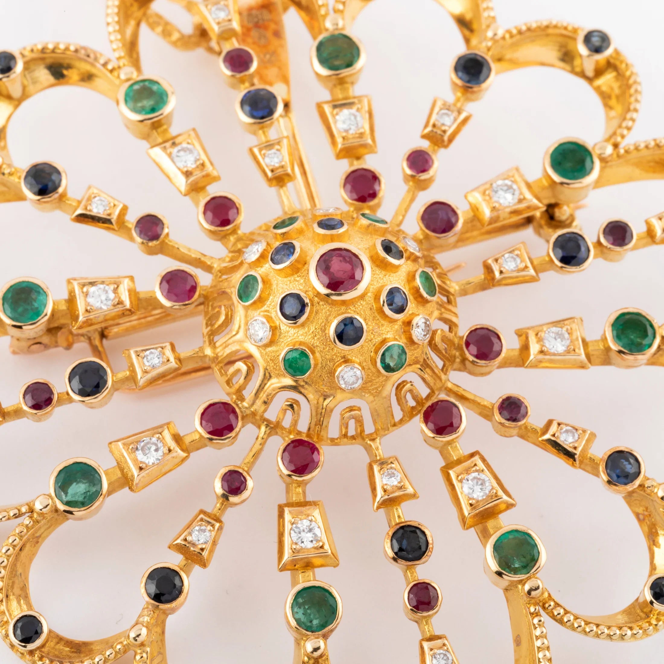 Pendentif et broche or jaune du créateur grec Lalaounis ornée de pierres précieuses