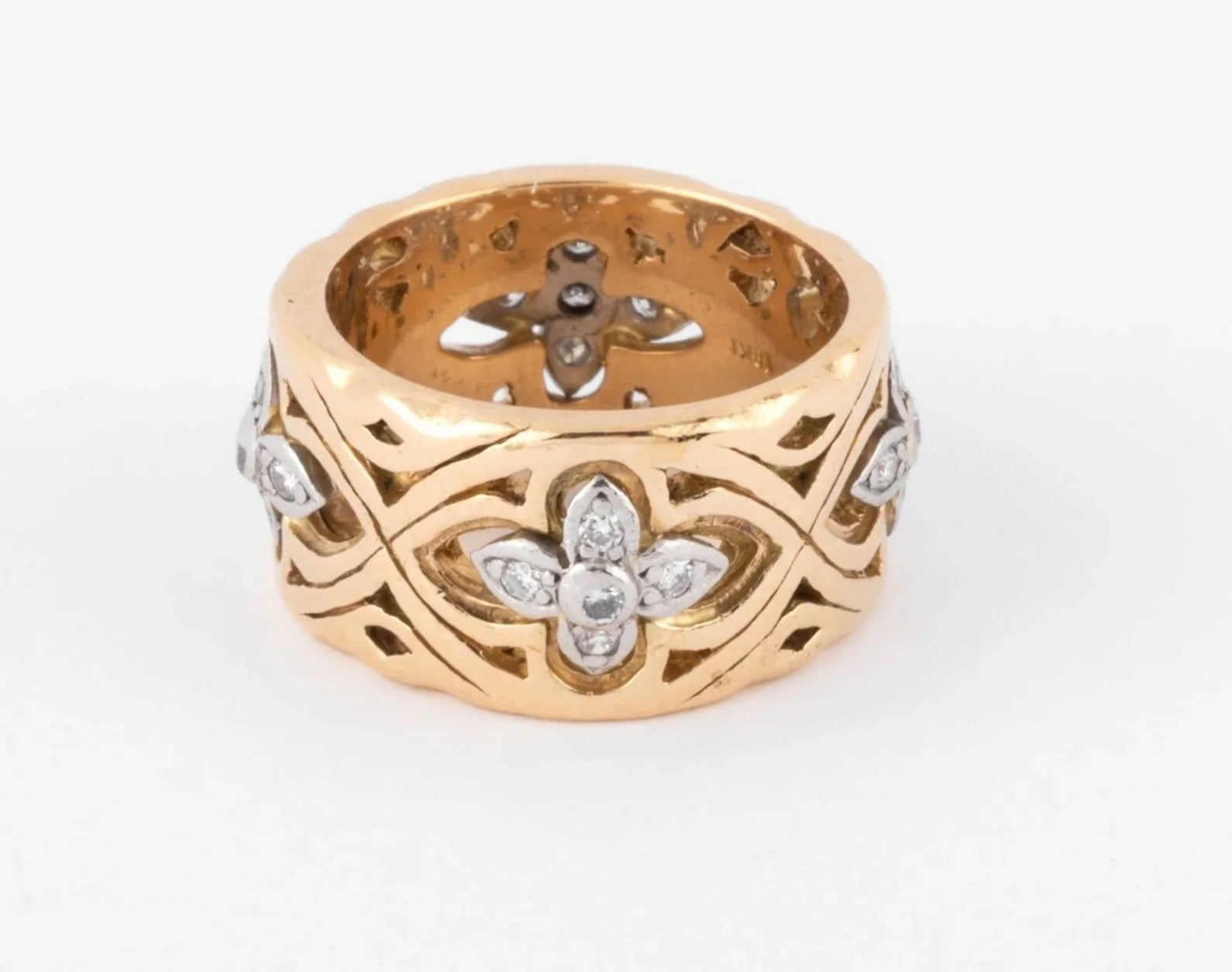 Chiseled yellow gold ring alternating with floral motifs
