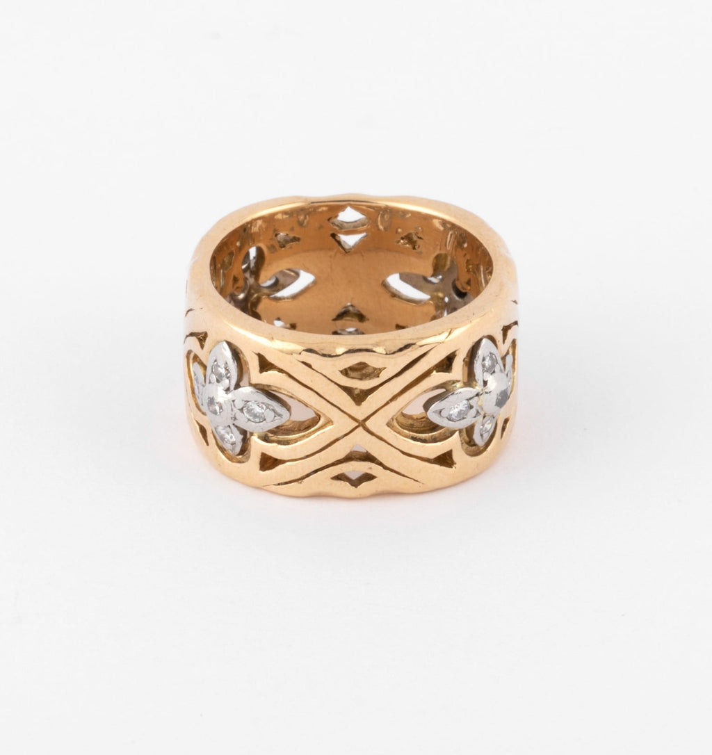 Chiseled yellow gold ring alternating with floral motifs