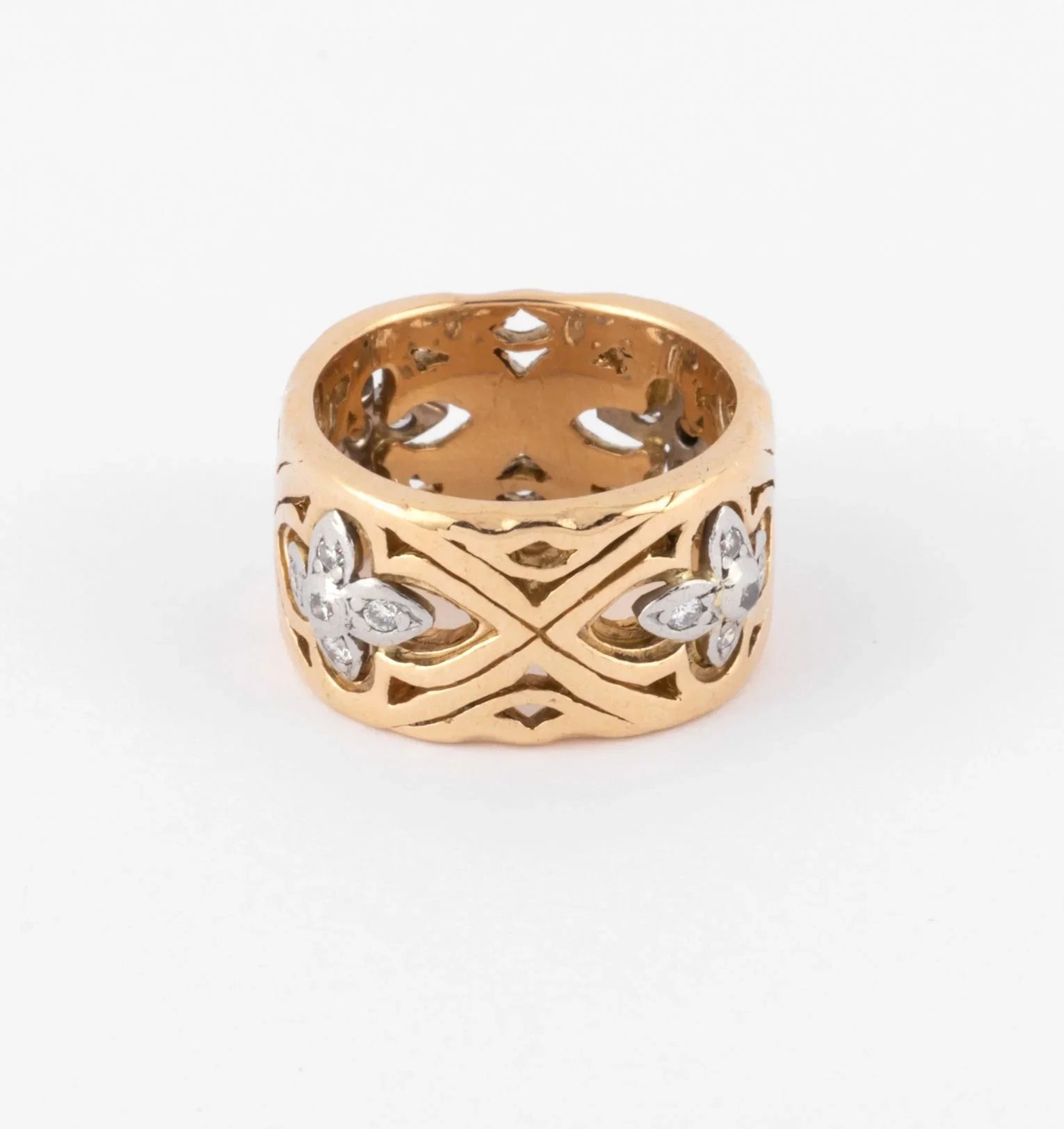 Chiseled yellow gold ring alternating with floral motifs