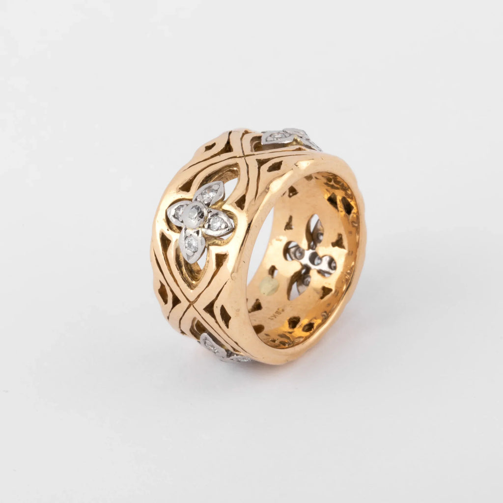 Chiseled yellow gold ring alternating with floral motifs