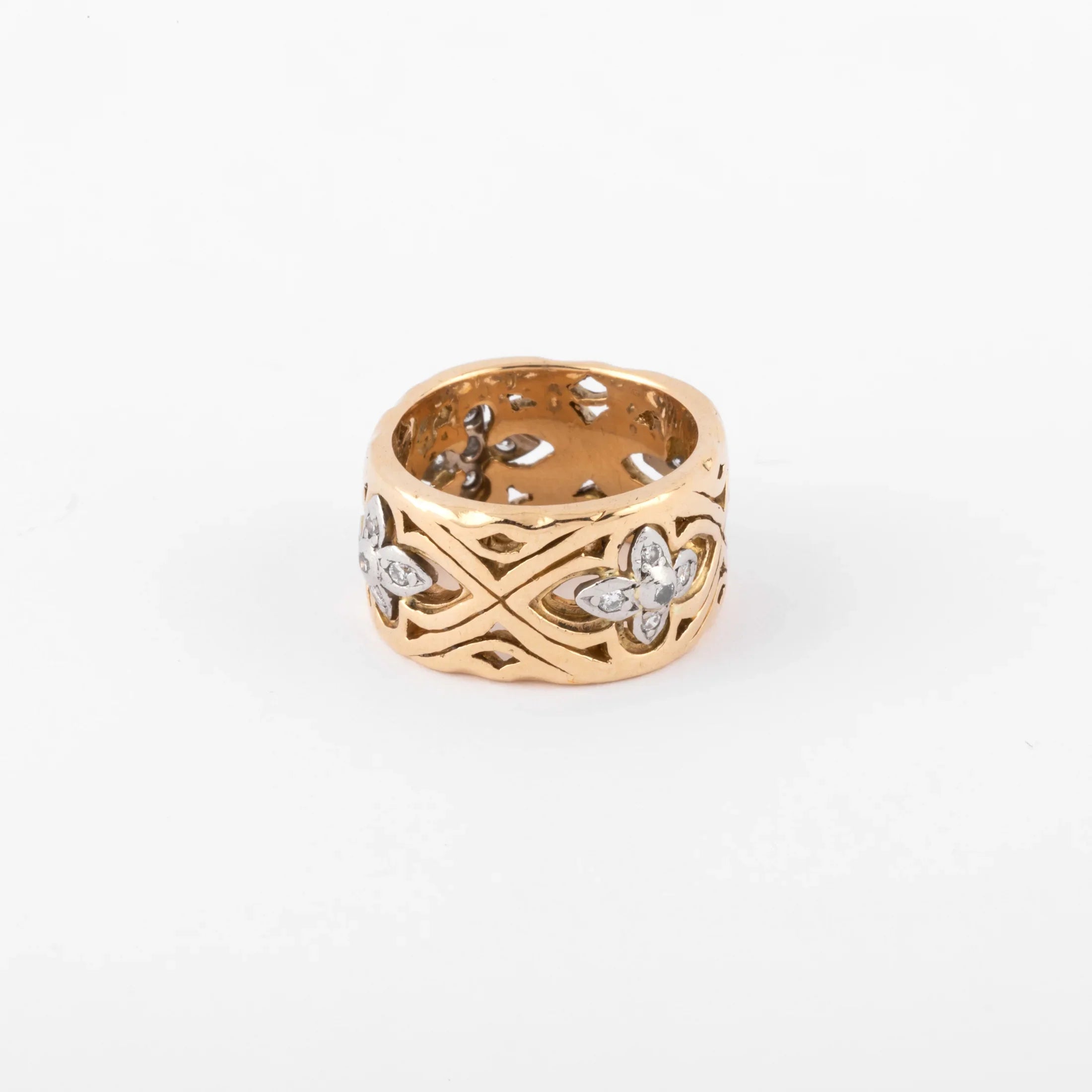 Chiseled yellow gold ring alternating with floral motifs