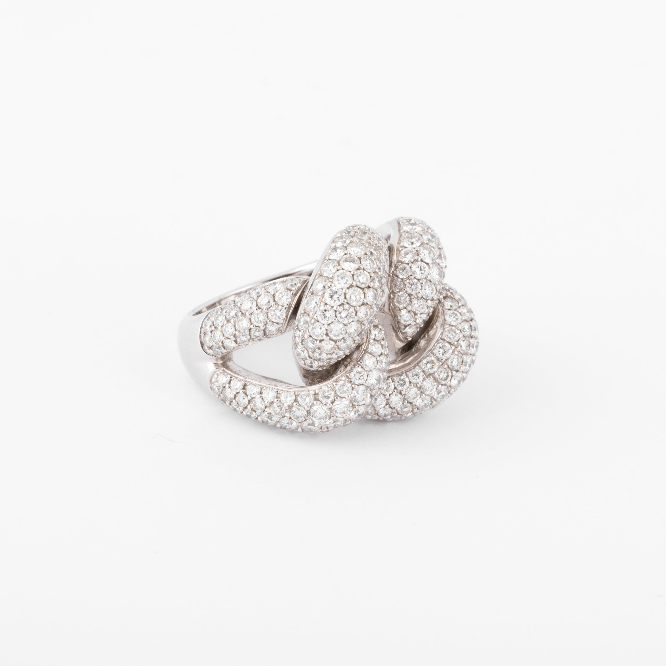 Paved diamond curb chain ring in white gold