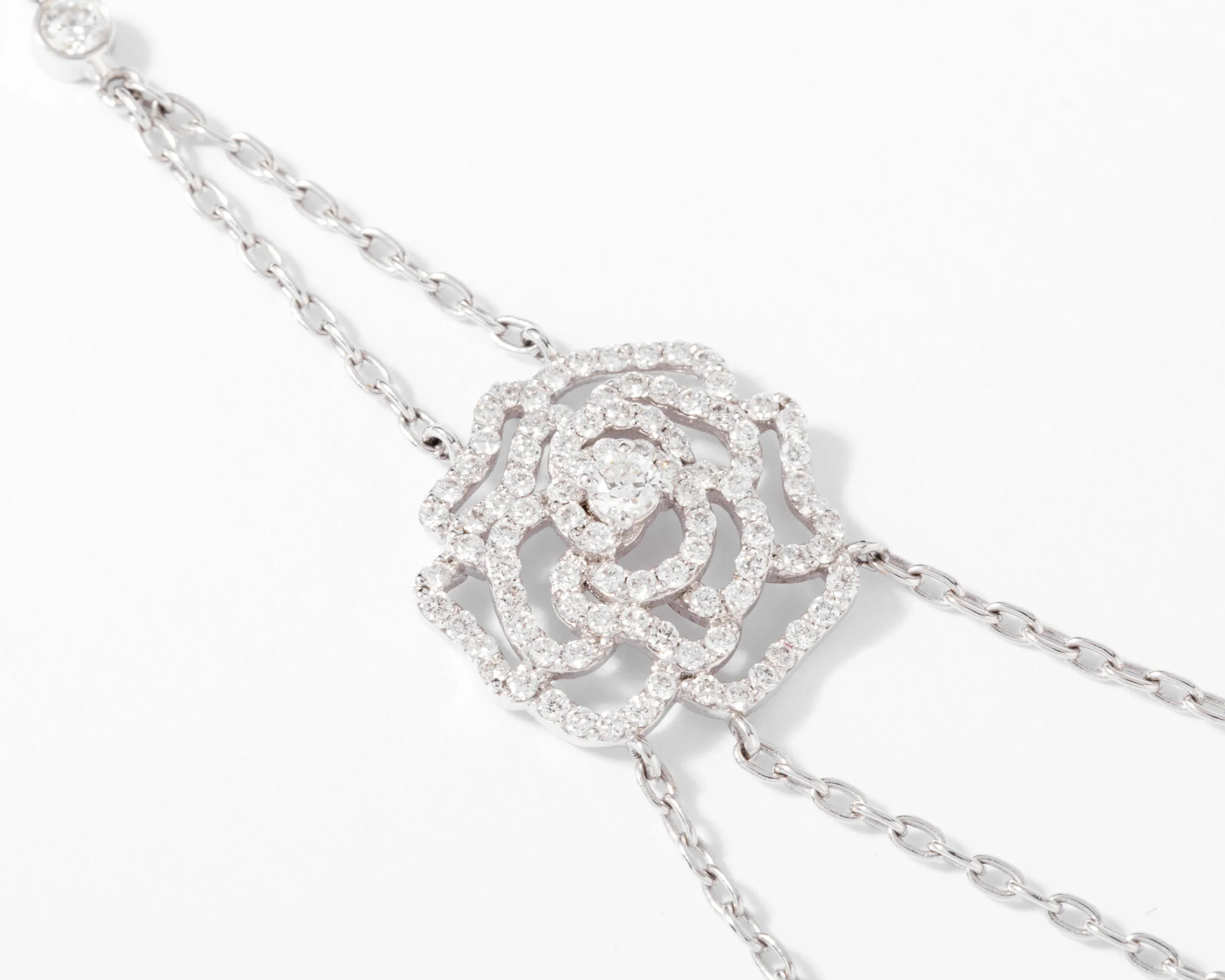 Collier or gris et motifs en fleurs en diamant