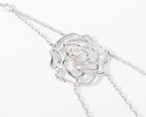 Collier or gris et motifs en fleurs en diamant