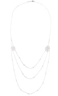Collier or gris et motifs en fleurs en diamant