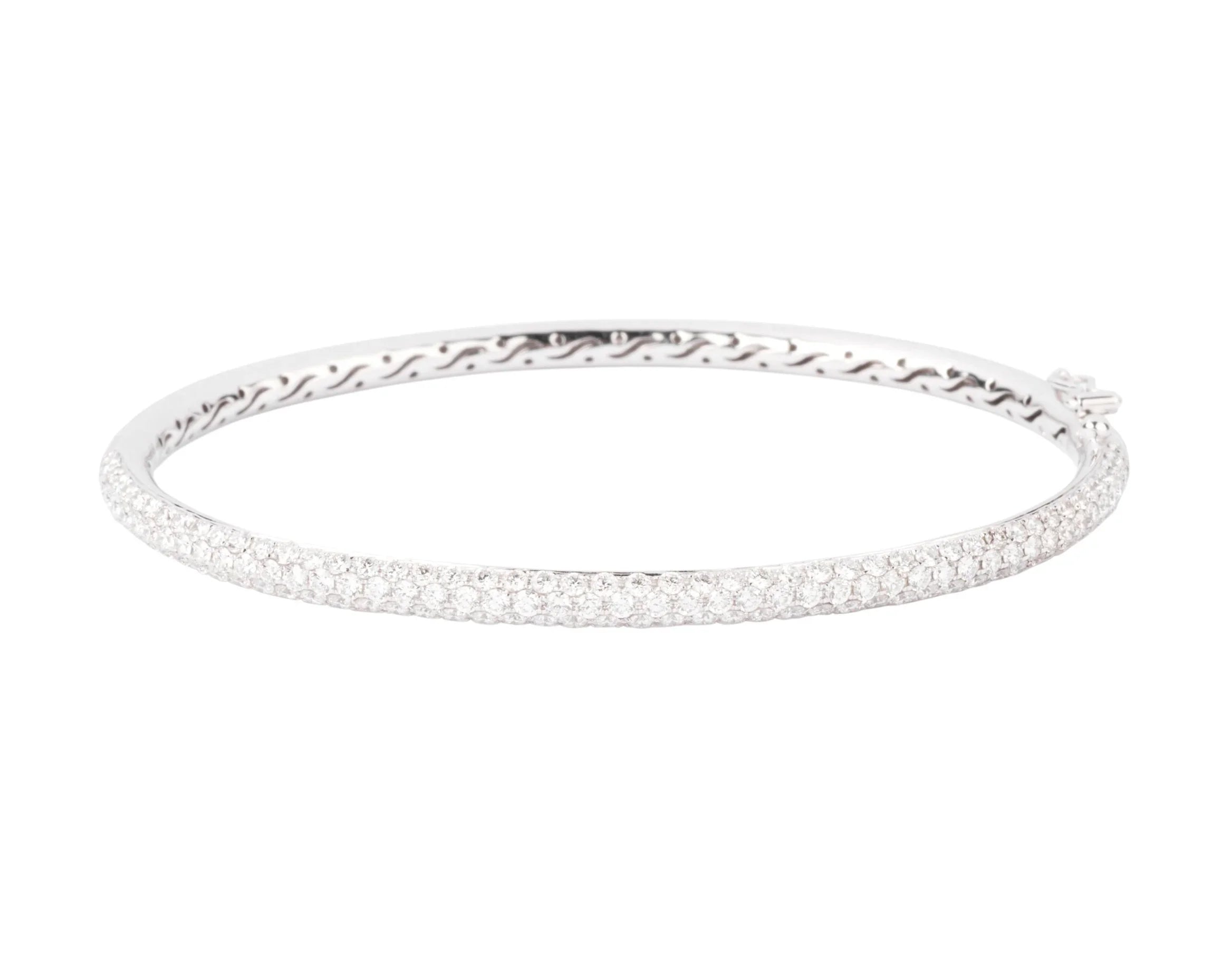 Bracelet jonc en or gris serti de 3 lignes de diamant