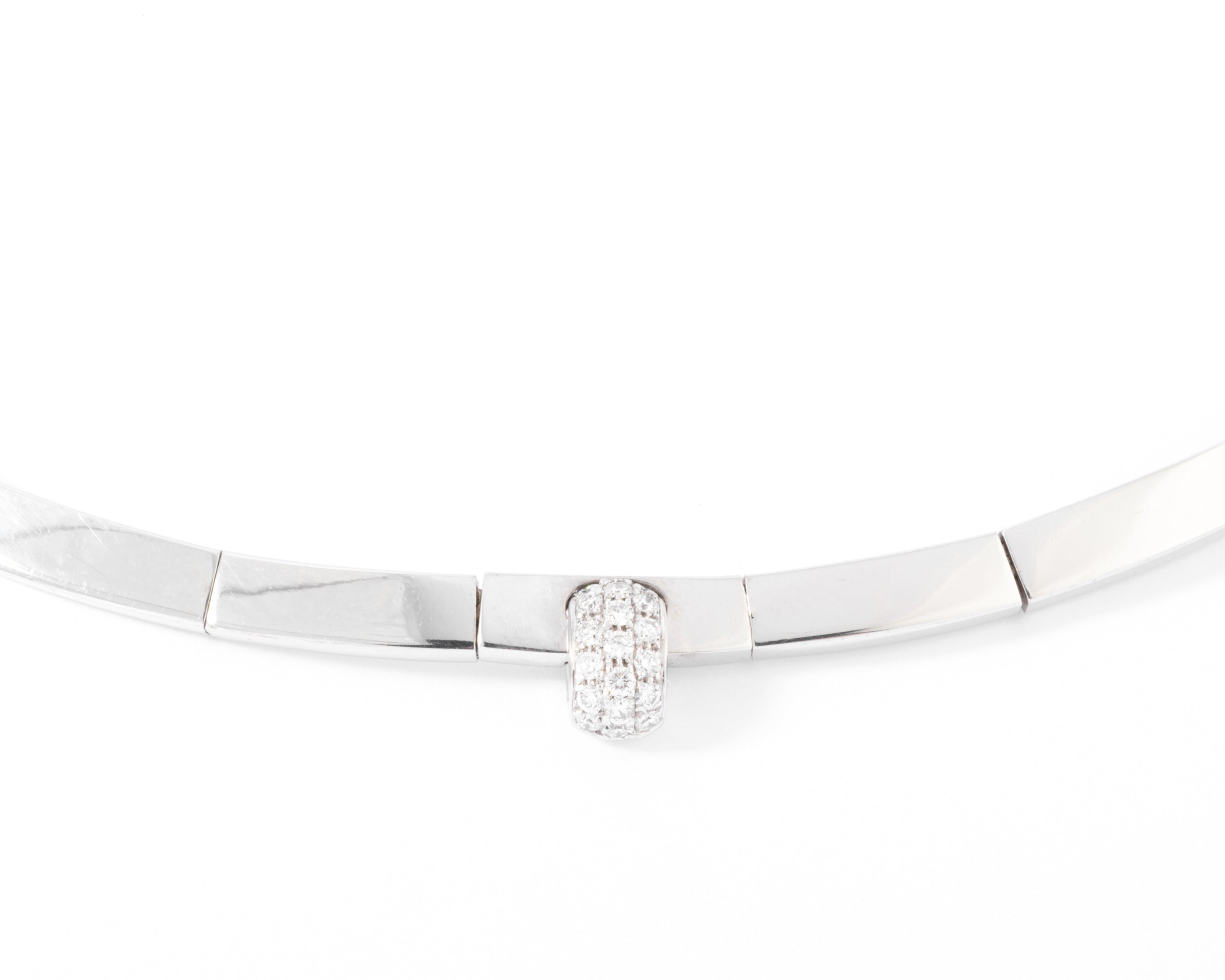 Collier rigide or gris de la maison Chaumet
