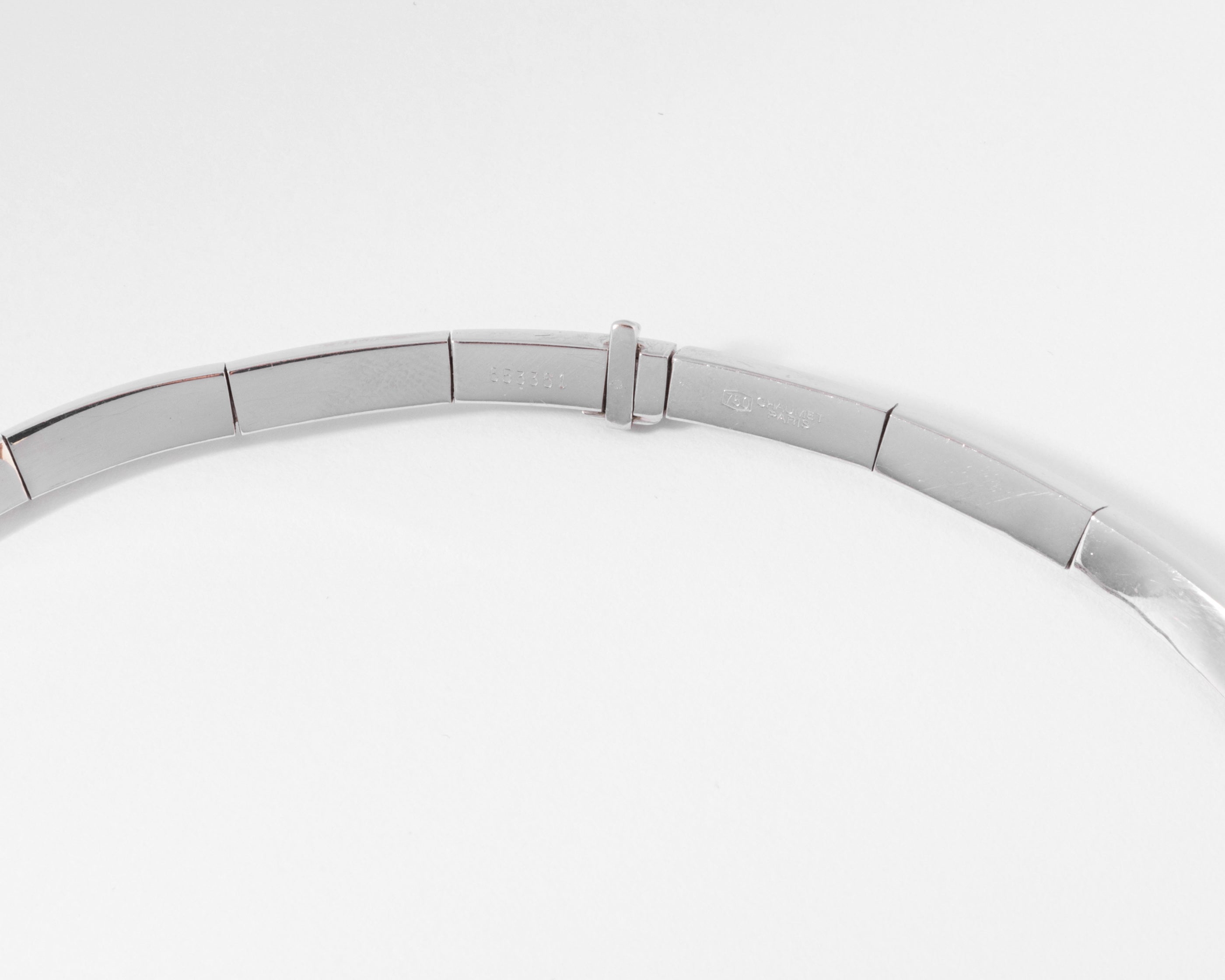 Collier rigide or gris de la maison Chaumet