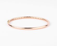 Charger l&#39;image dans la galerie, bracelet jonc ouvrant en or rose serti de 3 lignes de diamant
