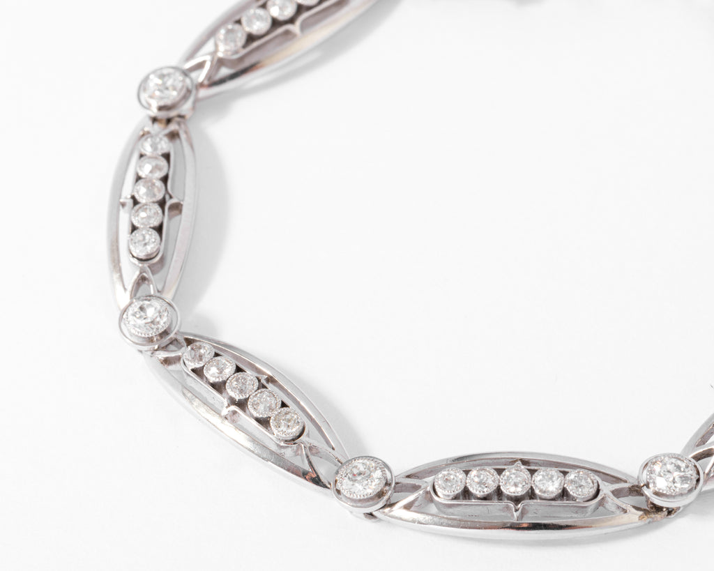 Platinum and diamond bracelet forming oval links