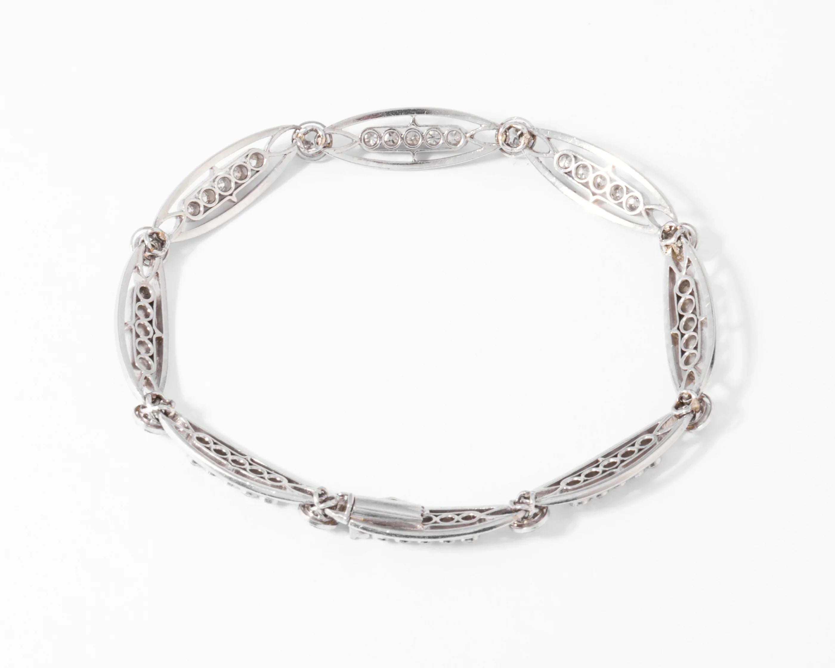 Bracelet or platine et et diamant formant des maillons ovales