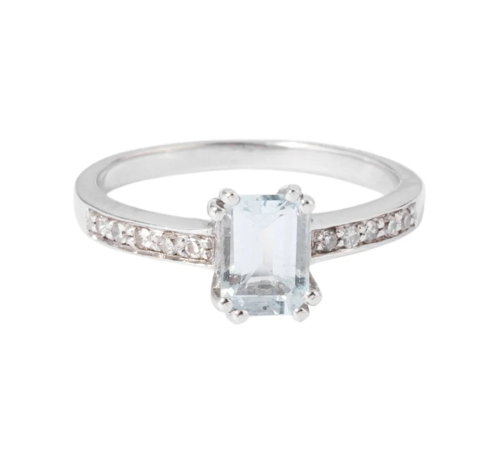 Rectangular ring adorned with an aquamarine