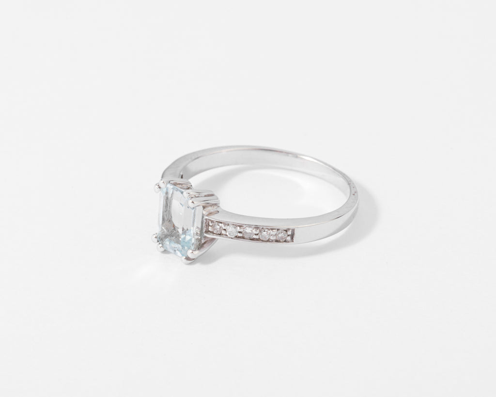 Rectangular ring adorned with an aquamarine