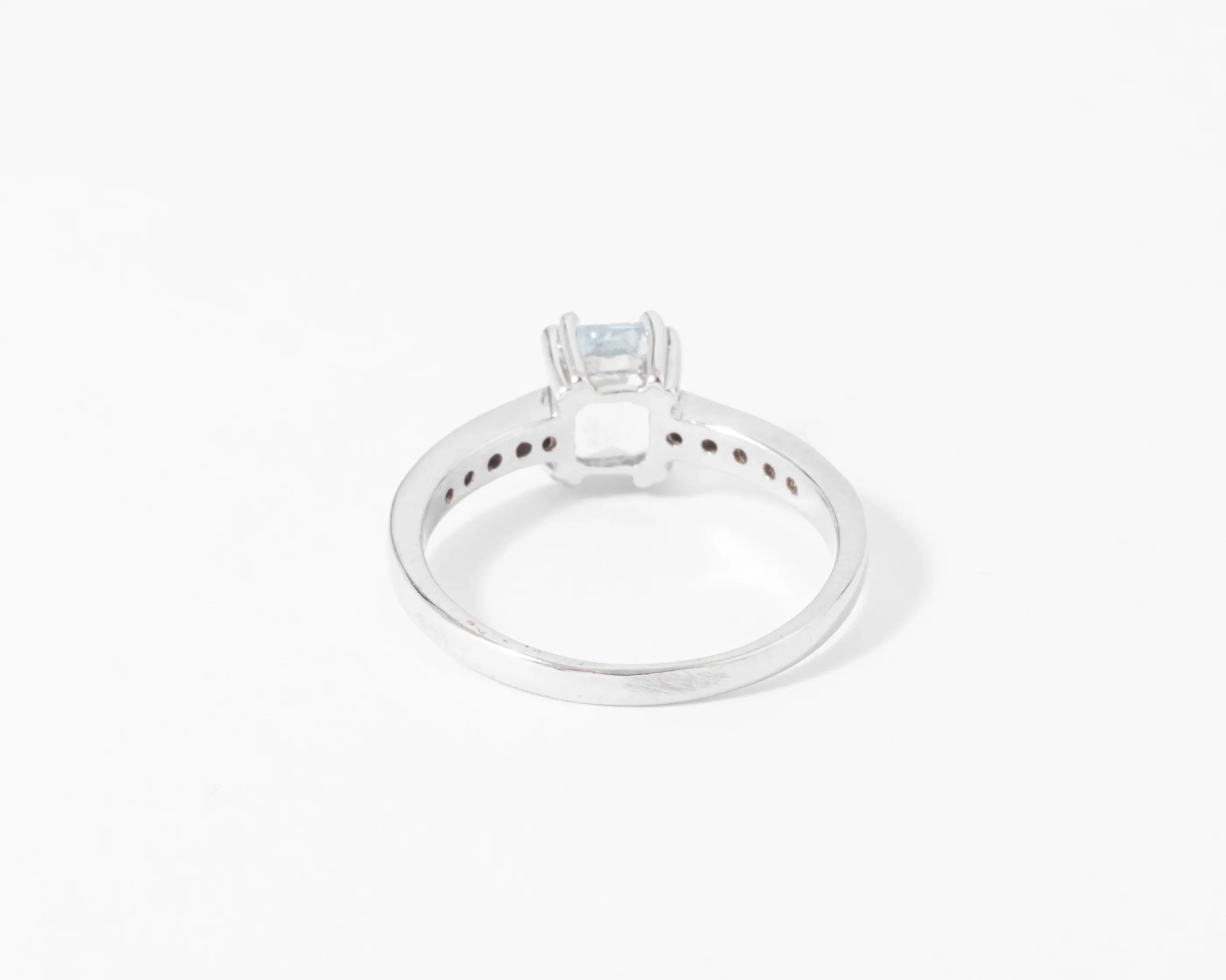 Rectangular ring adorned with an aquamarine