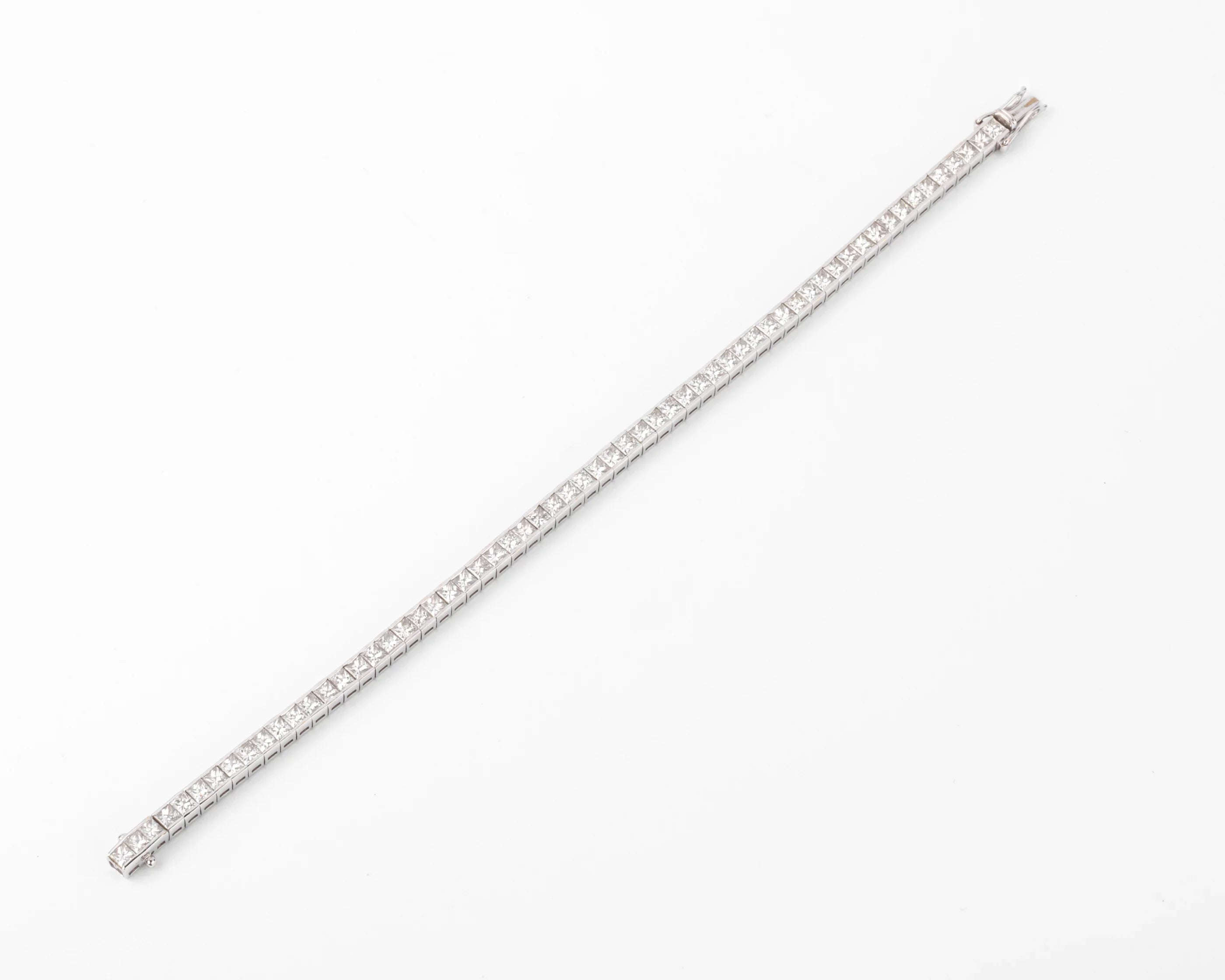 Bracelet ligne en diamant taille princesse sur or gris