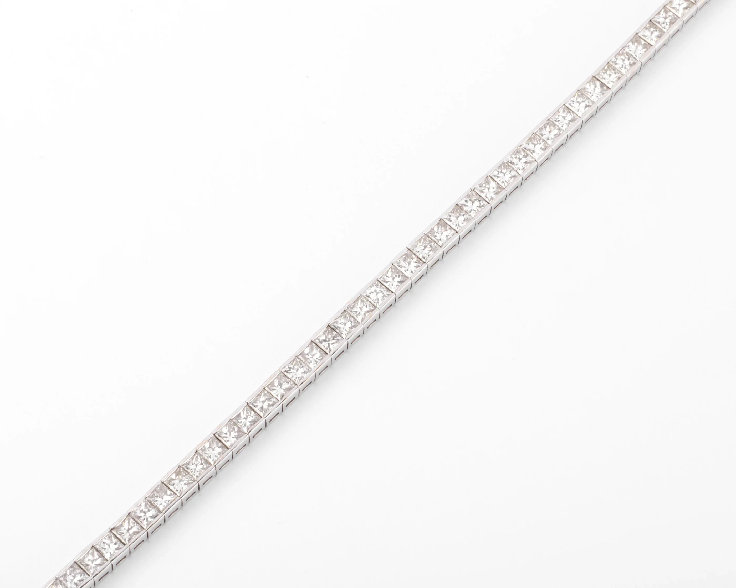 Bracelet ligne en diamant taille princesse sur or gris
